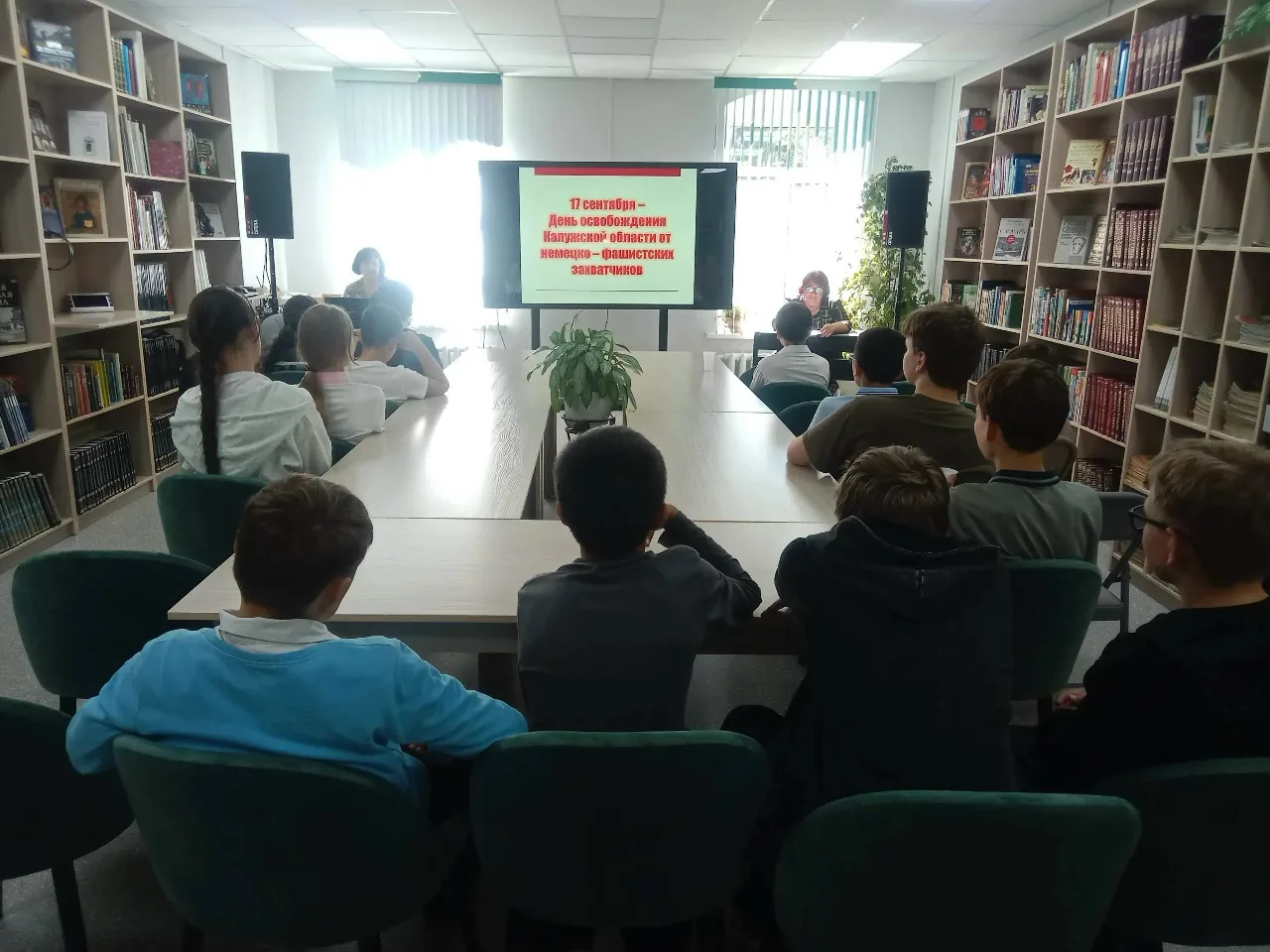 Сегодня в детской библиотеке для учеников 6 класса МСОШ №2 прошёл патриотический час «Р...