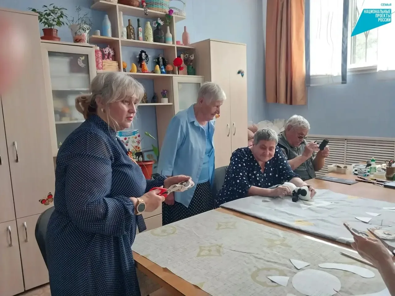Клуб «Серебро для СВОих»: тепло рук и добрые пожелания бойцам 🧵🧸💛

Волонтёры клуба «Серебро для С