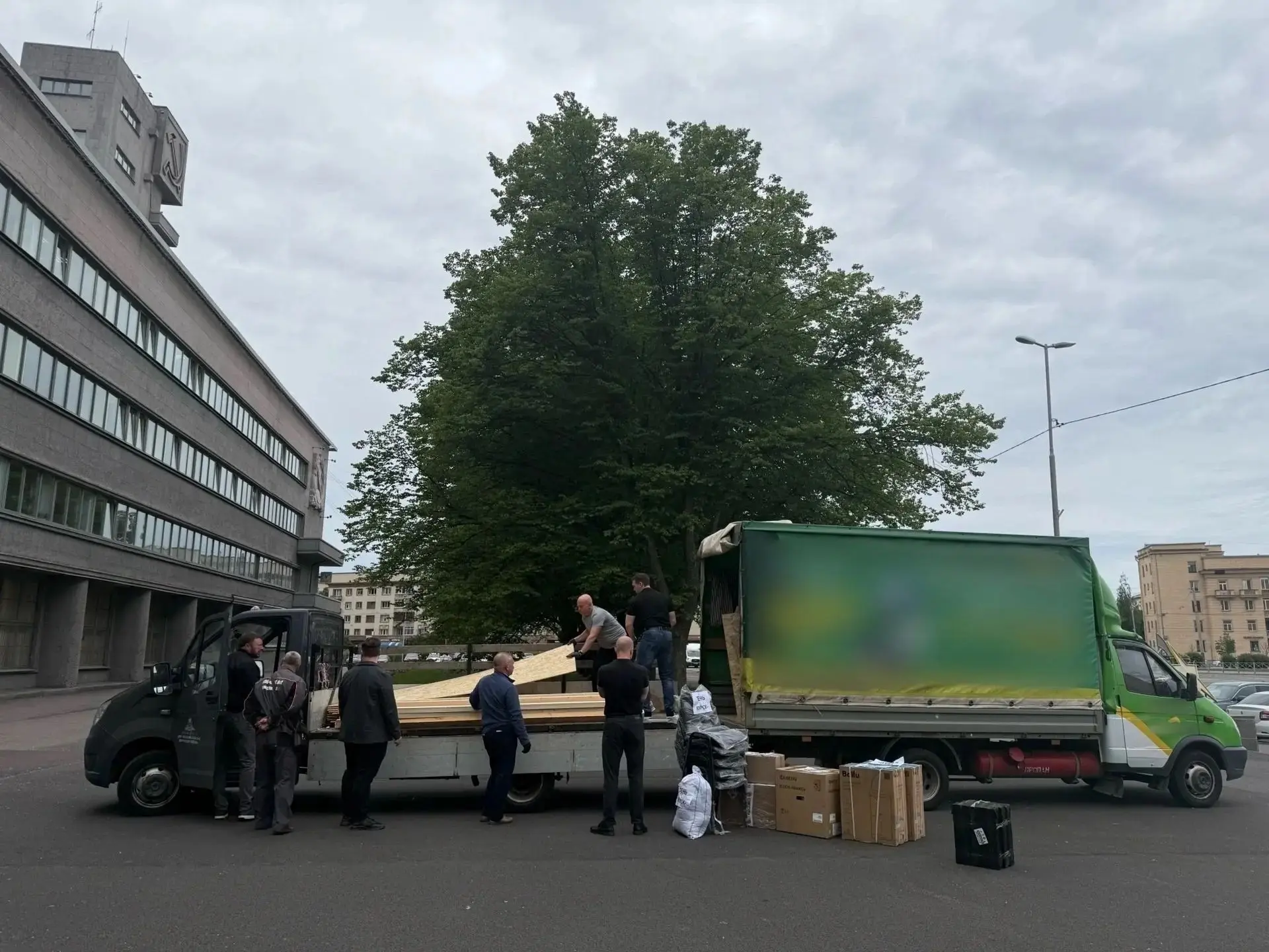 Автомобиль с гуманитарным грузом из Кировского района Петербурга прибыл к нашим воинам, выполняющим 