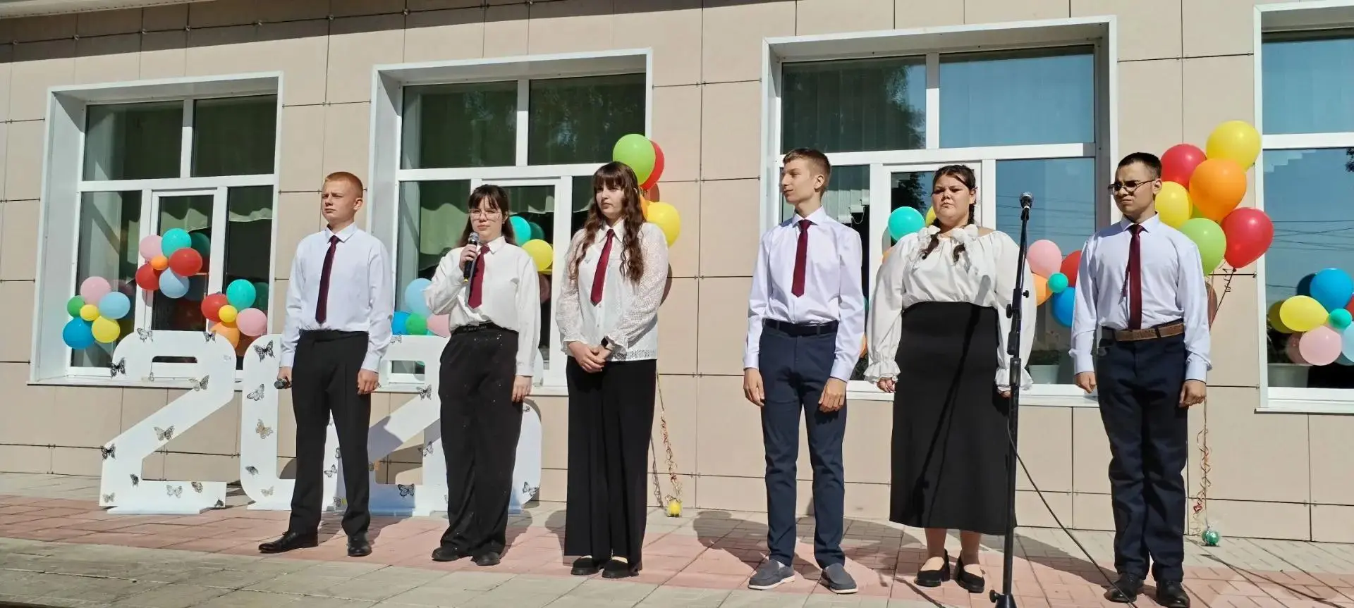 Сегодня, 1 сентября, в нашей школе состоялась традиционная торжественная линейка, посвя...