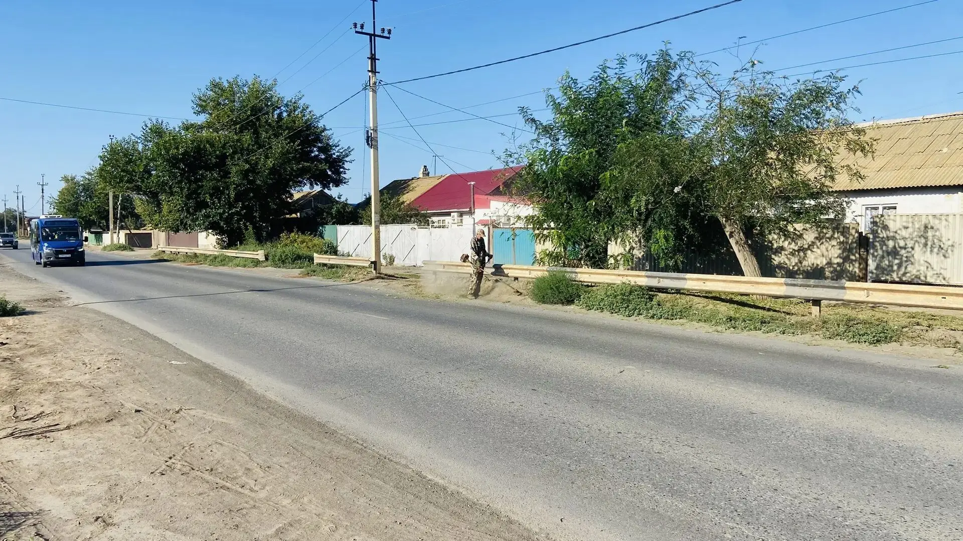 В Трусовском районе согласно графику ведутся работы по скосу сорной растительности. Зач...