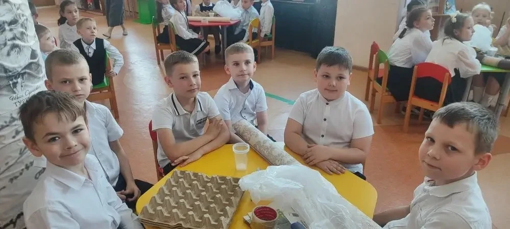 🎭 Творческое дефиле «Костюм из ничего» в библиотеке им. А. Лиханова  20 мая ученики 1 «А» класса вме