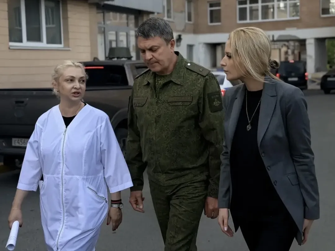 Навестили детей в больнице  Вместе с главой ЛНР Леонидом Пасечником прошли по палатам. Там лежат те,
