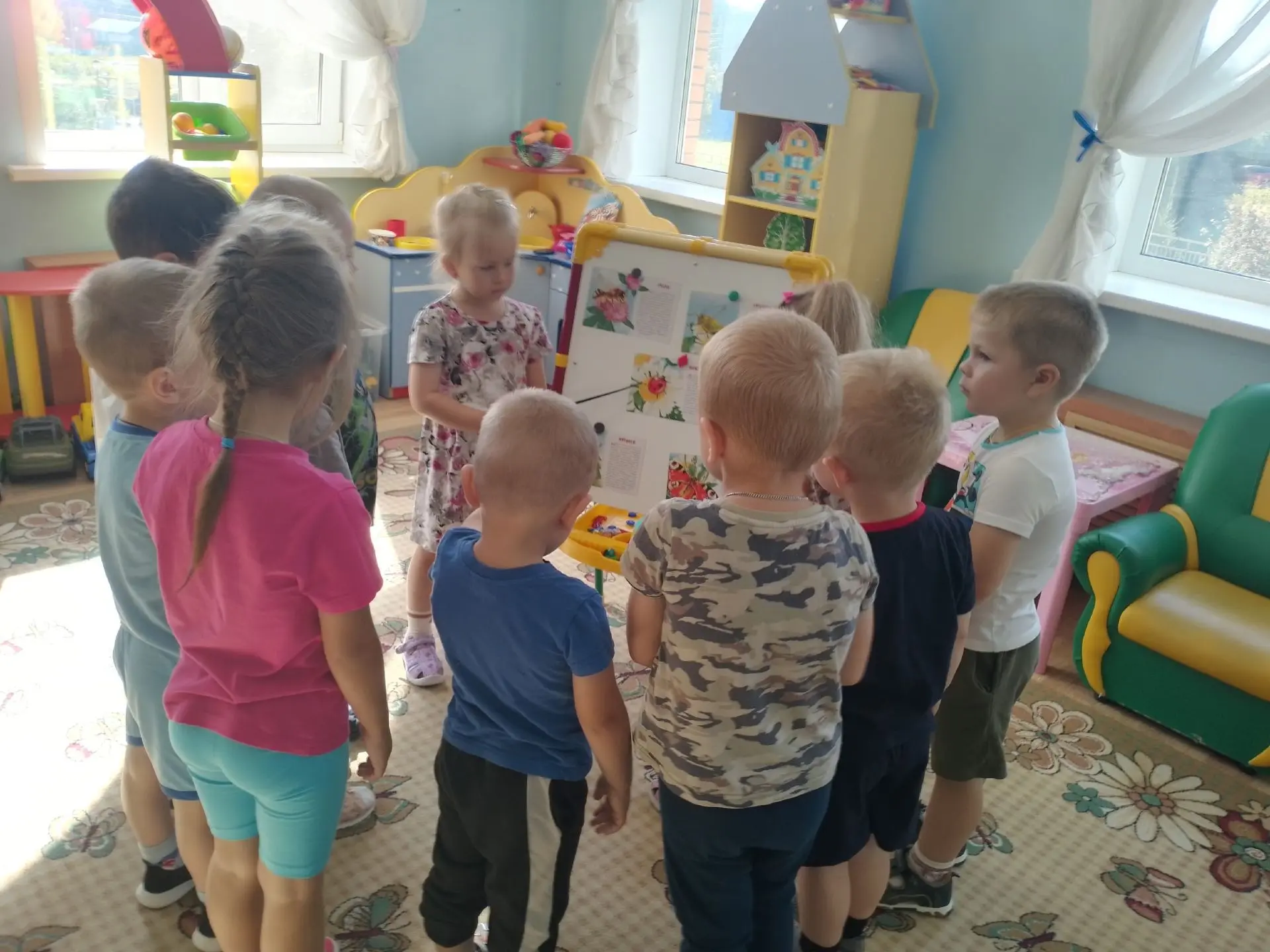 Дети группы "Смешарики" выполнили аппликацию «Божья коровка»! 🐞