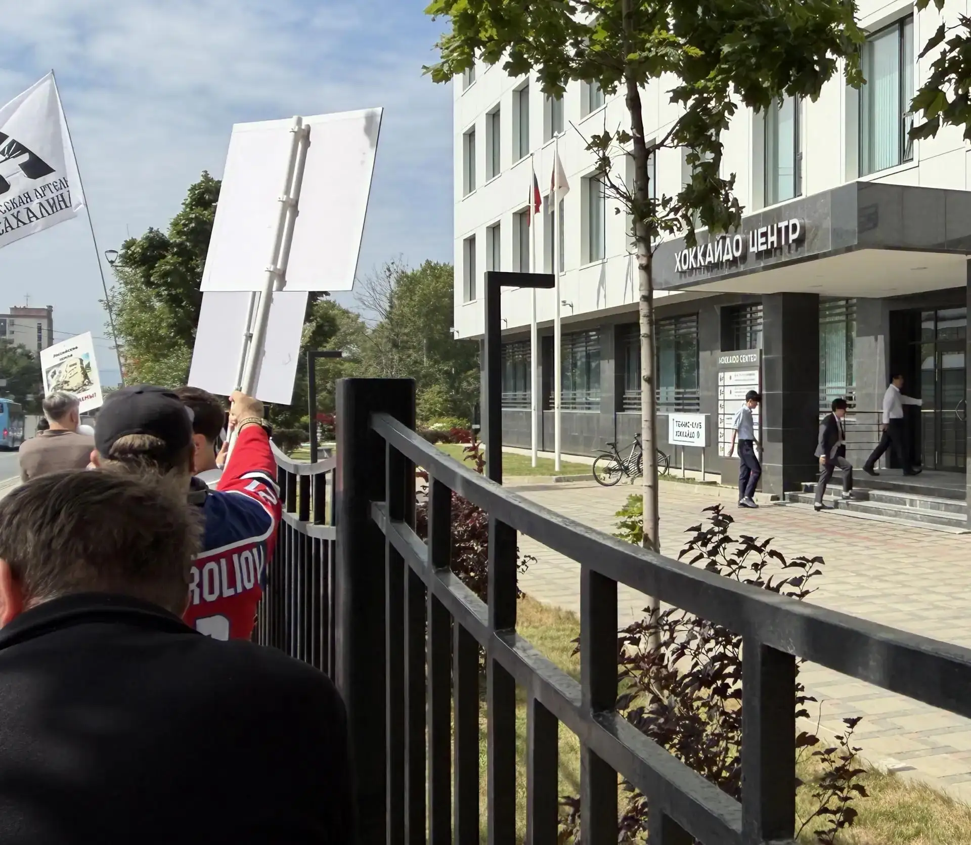 В день окончания Второй мировой войны южно-сахалинские активисты провели митинг у здани...