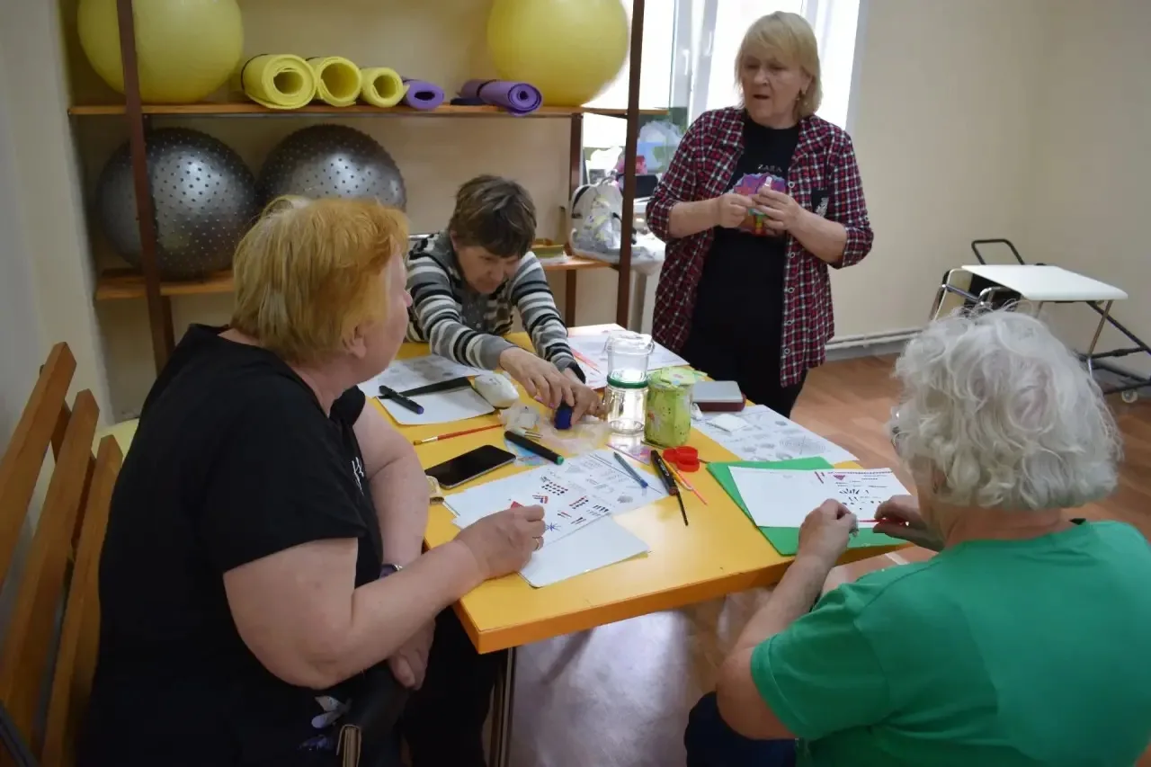 🌸 Творим красоту вместе: мастер-класс по точечной росписи #активноедолетие #старшеепоколение #АртРе