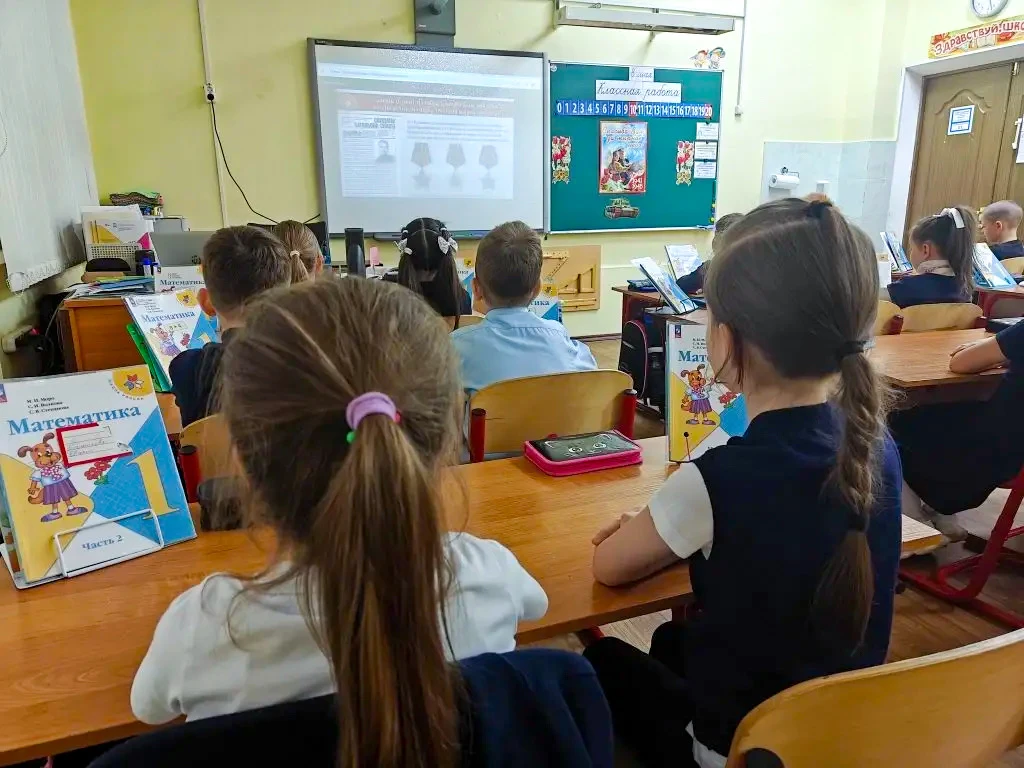 УРОКИ МУЖЕСТВА✨  Сегодня, 8 мая 2026 года, тысячи московских школьников и студентов колледжей говоря