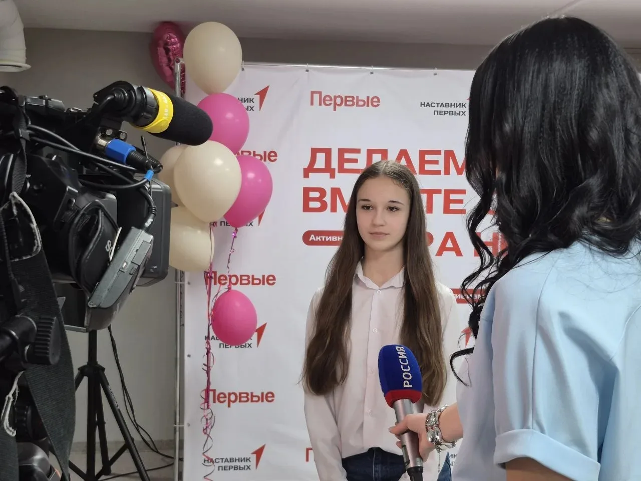 Заглянули за кулисы тележурналистики! 📹✨  Ученицы нашего медиацентра лицея стали участниками эксклюз