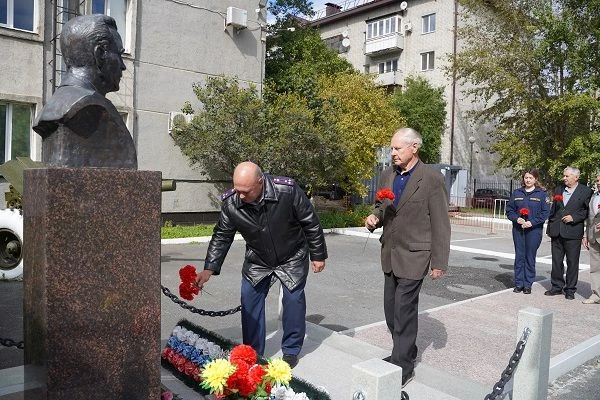 Ветераны и сотрудники УФСИН России по Тюменской области почтили память первого руководи...