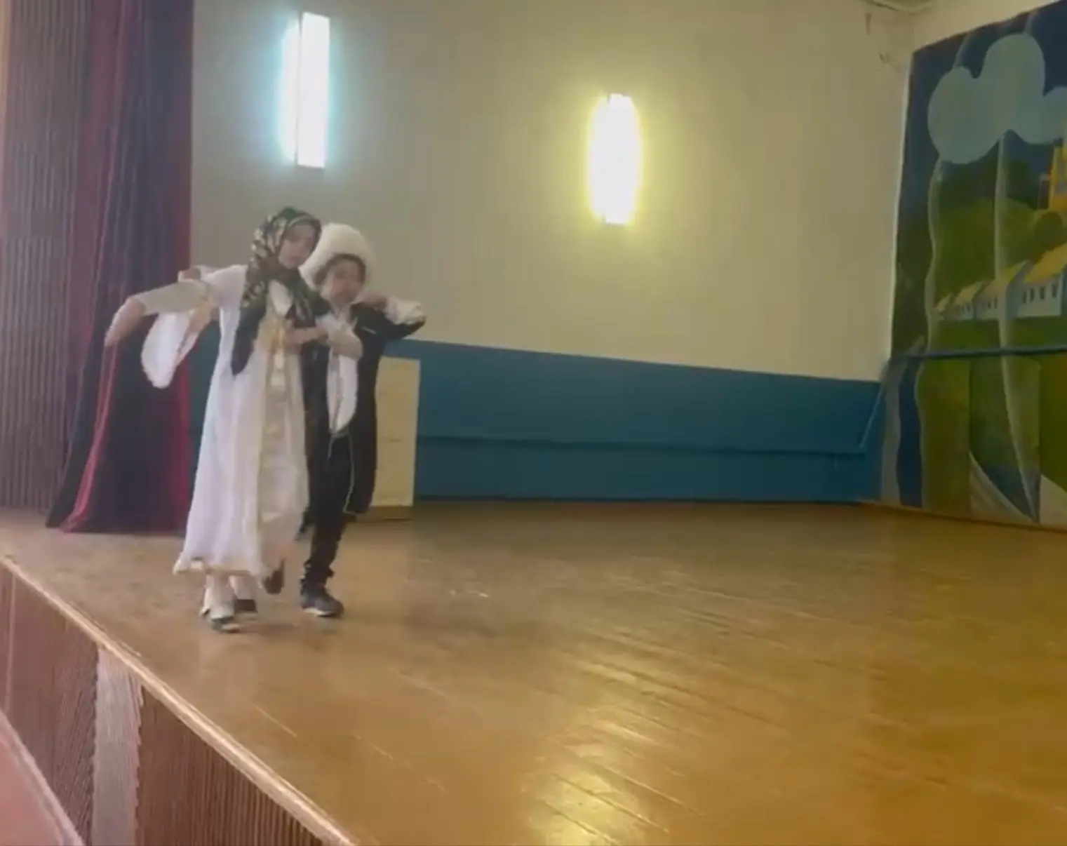 22 апреля ученики 4 класса выступали в районном конкурсе «Очаг мой-Дагестан» , посвященная 81 летию 