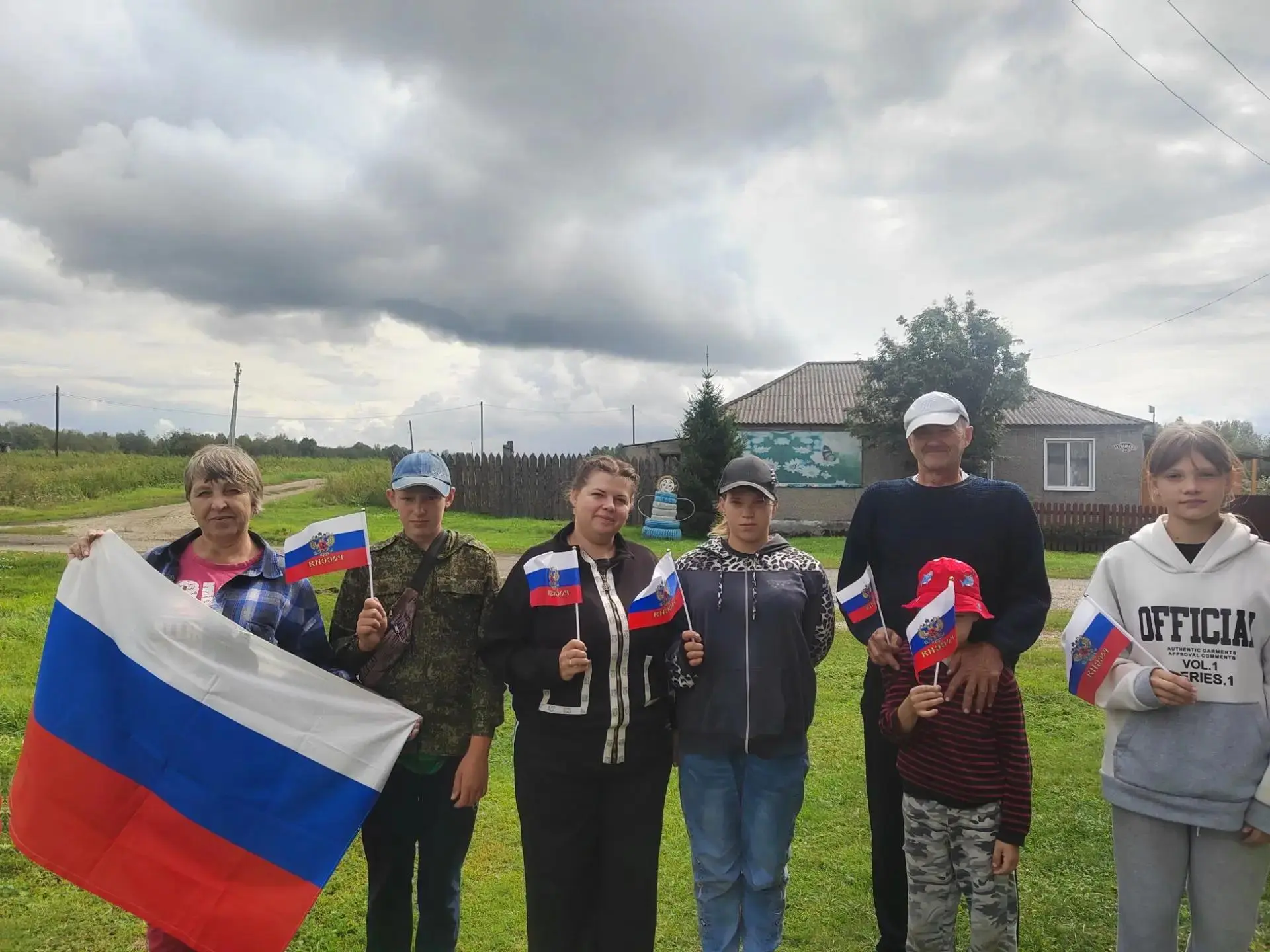 В преддверии Дня государственного флага Российской Федерации сотрудники учреждений куль...