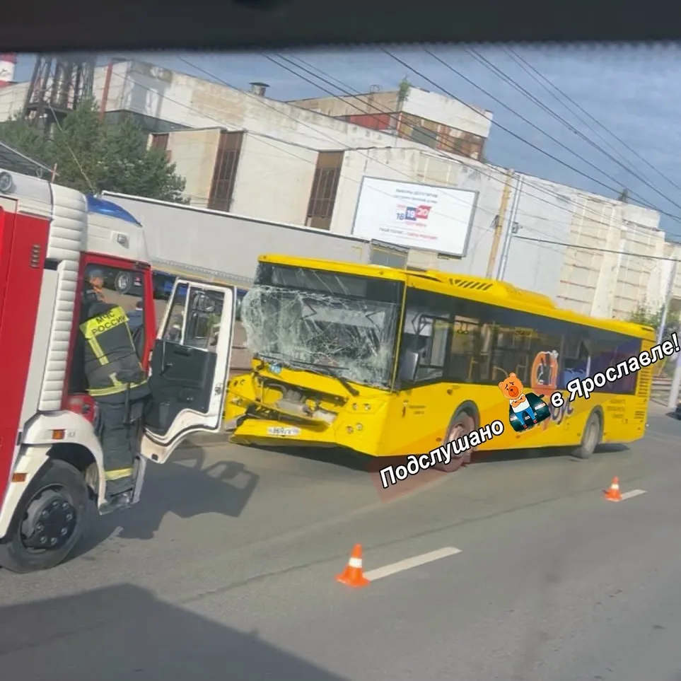 42-й автобус попал в ДТП у моторного завода. Врезался в стоящие у обочины грузовики.