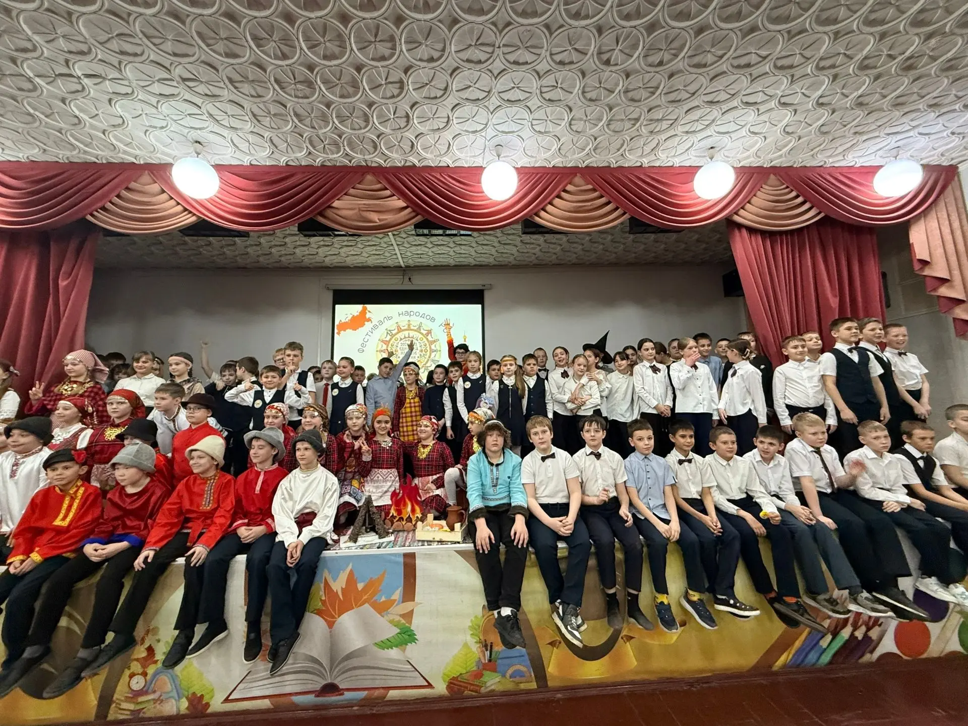 🇷🇺 24.03.2026 ФЕСТИВАЛЬ НАРОДОВ РОССИИ   📅 В школе продолжаются яркие выступления учащихся на фестив