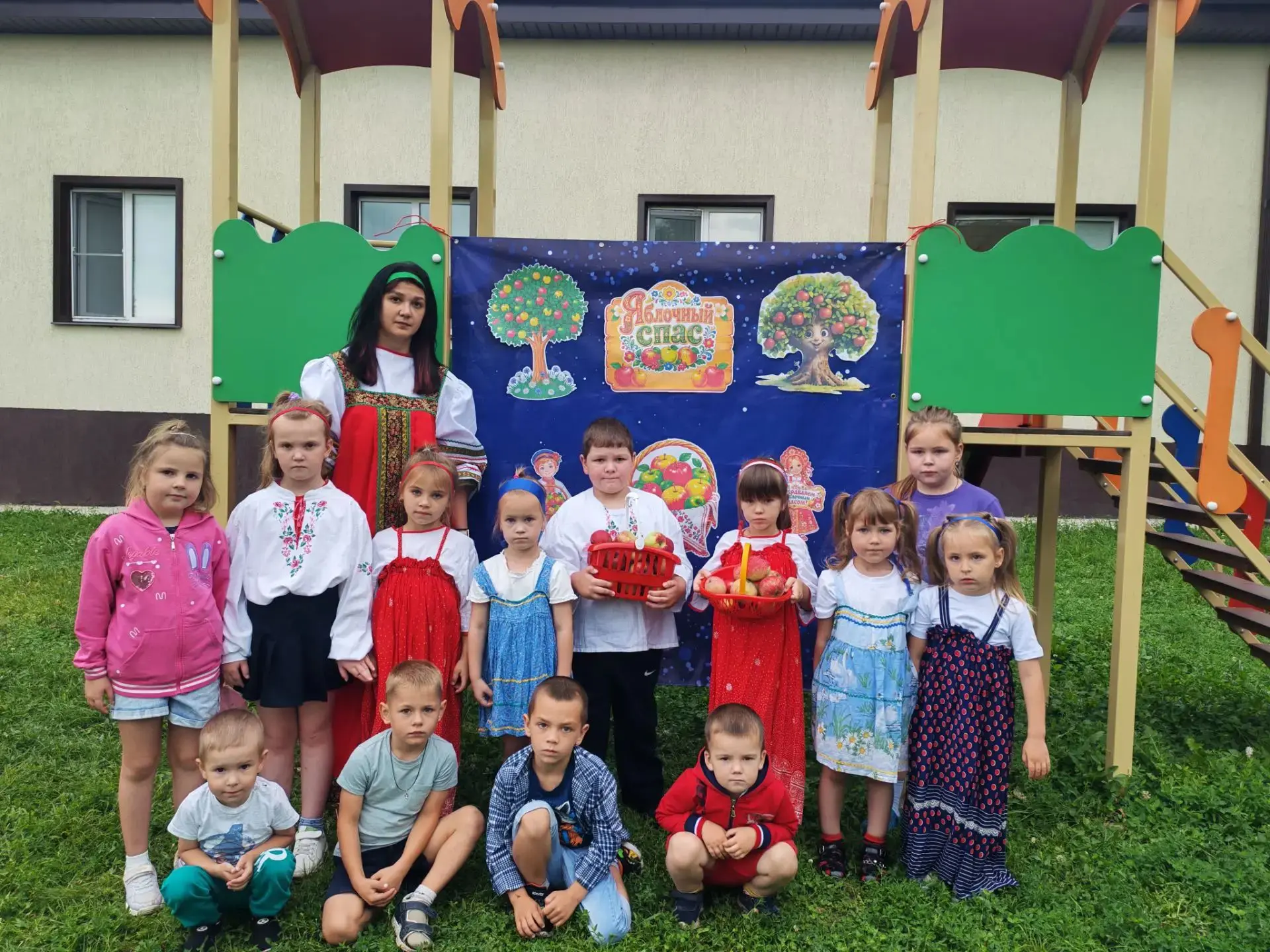 🍎🍏В группе «Непоседы» продолжается череда летних праздников! Сегодня мы с размахом от...