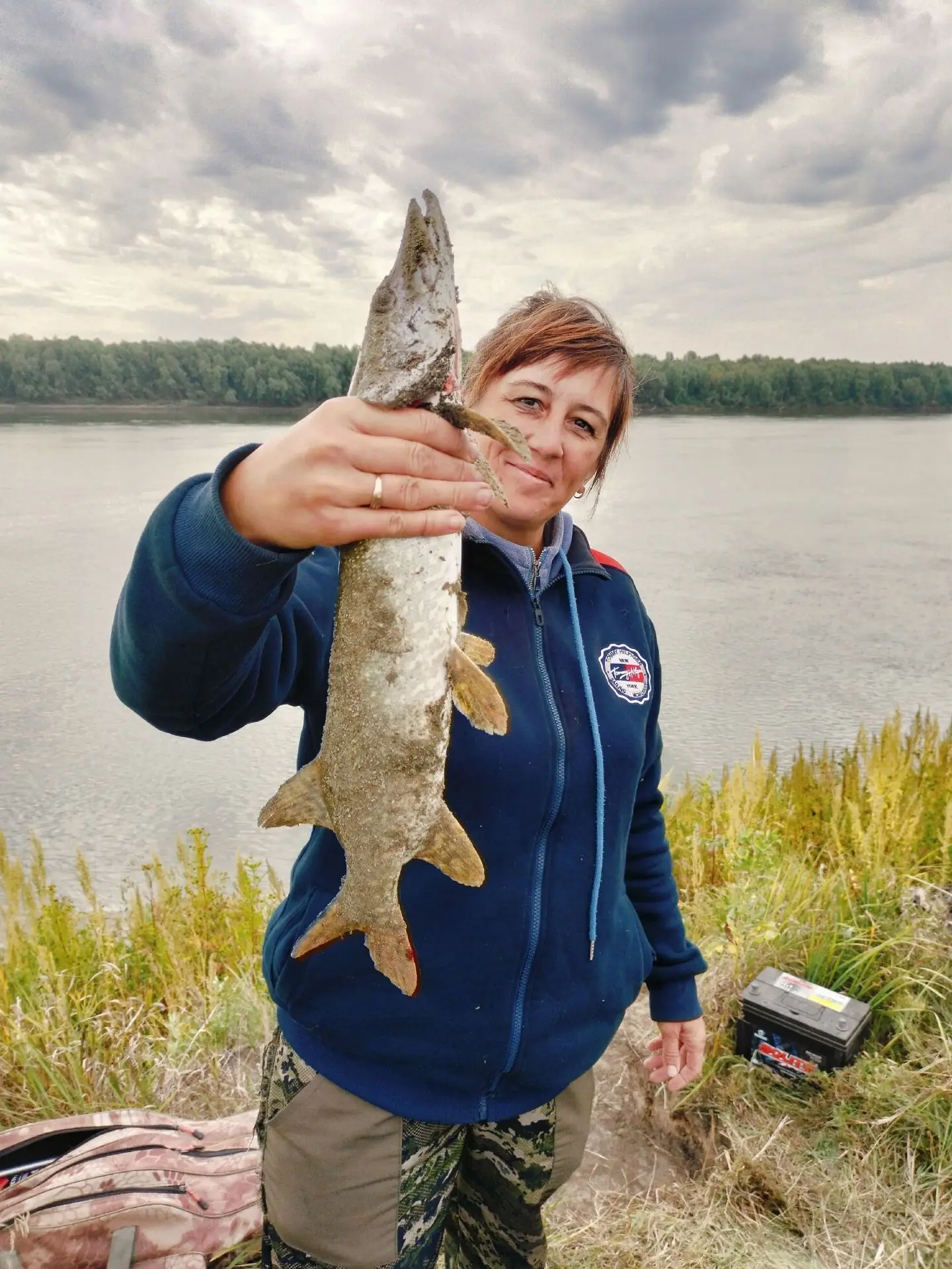 🎣 Прыжки с обрыва, болота и щуки — так прошла рыбалка омички Елены Жарлен. Своей поезд...