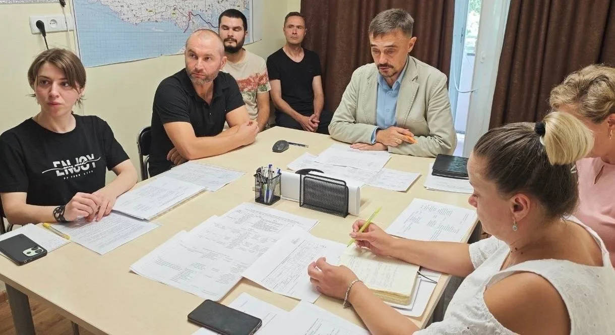 Настоящее - за молодежью и детьми 

Провел несколько собраний по работе с детьми и молодежью с сотру