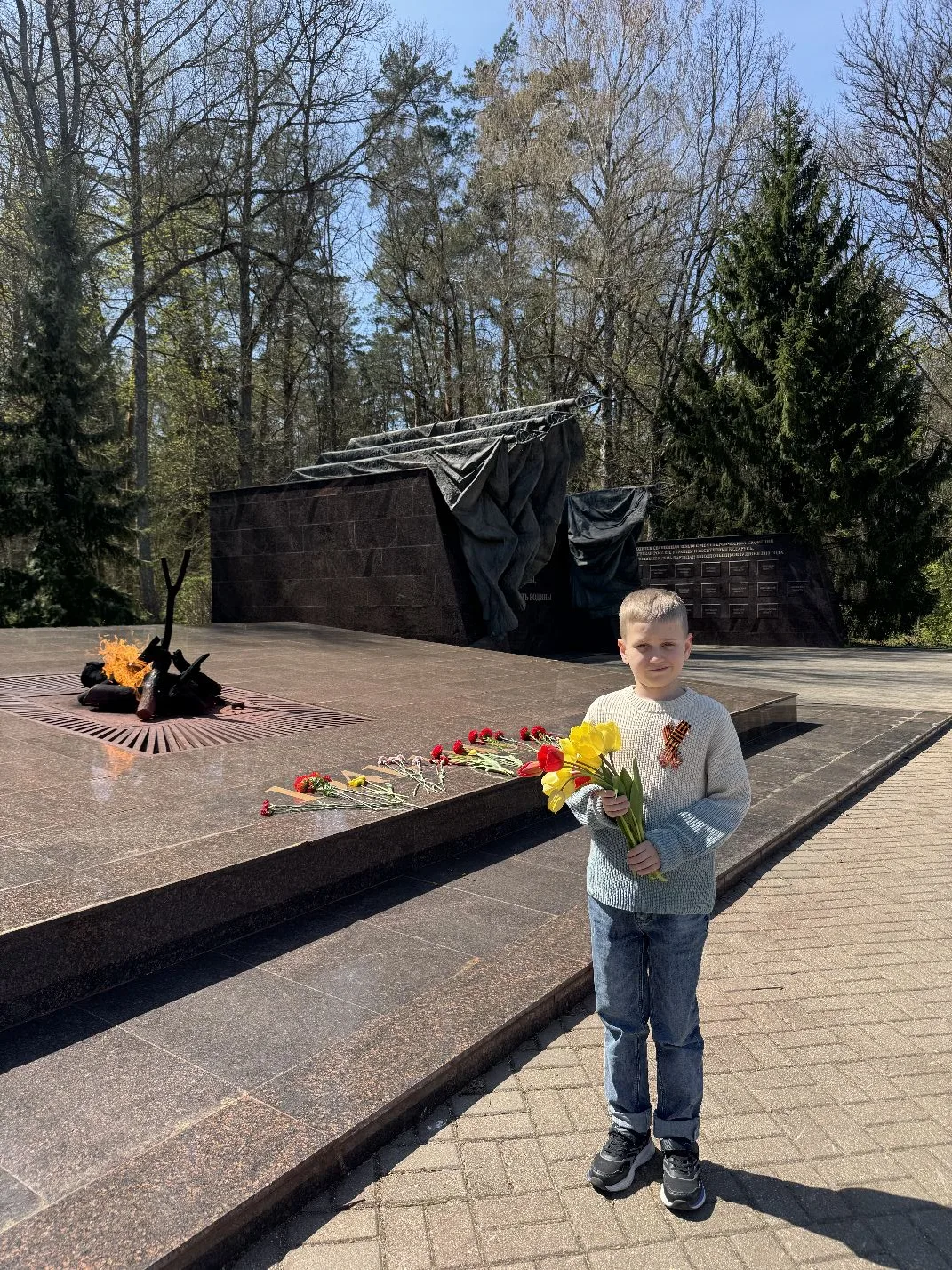 В этот особенный день наши ученики отдали дань памяти героям – возложили цветы к памятникам.  В глаз