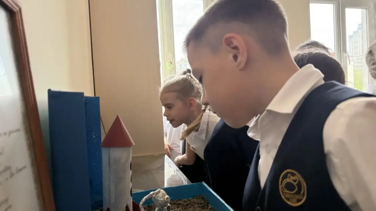К Международному Дню музеев первоклассники посетили музейную комнату гимназии, где увидели наши эксп