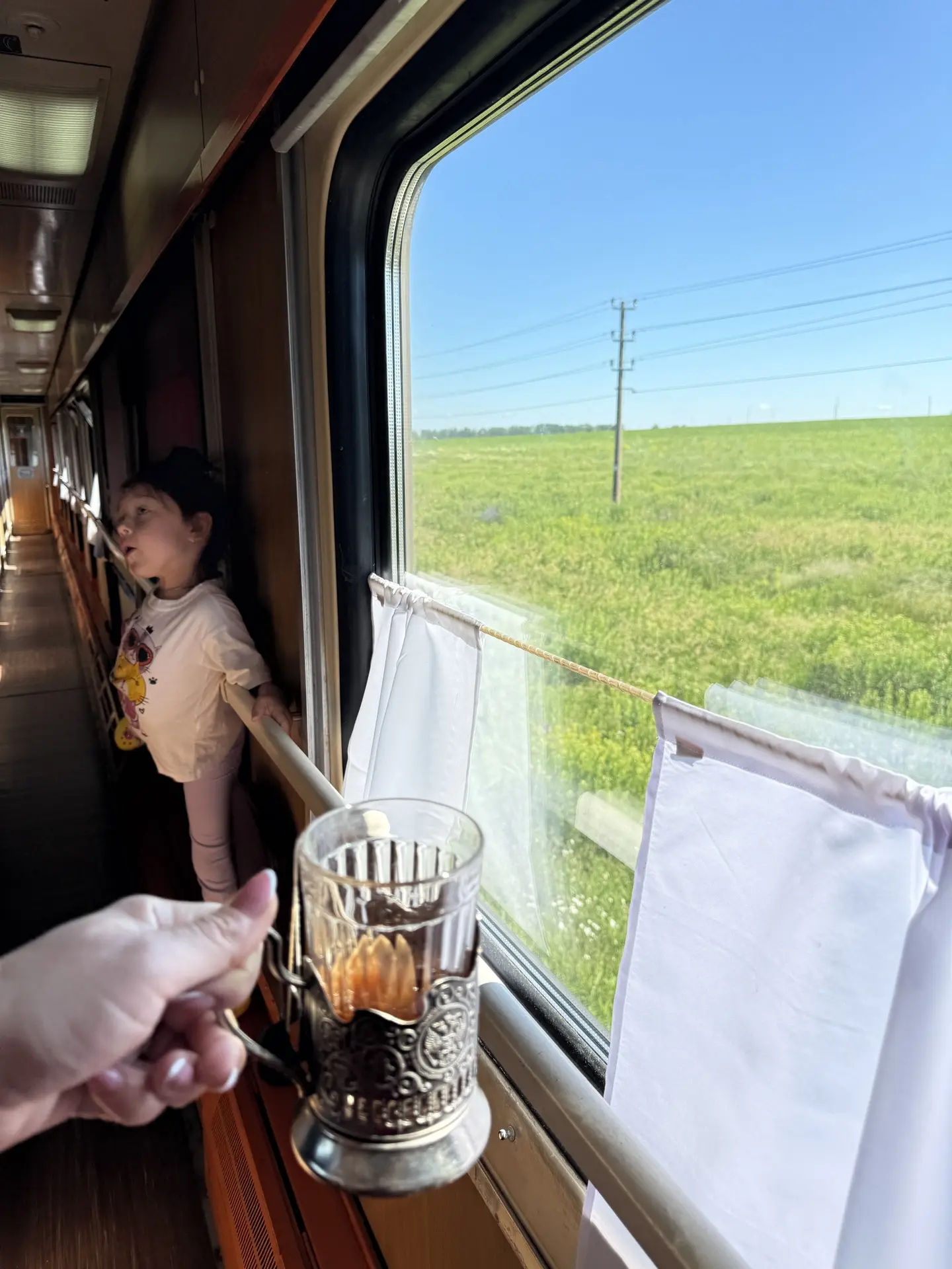 Мы позавтракали, допиваю чай.