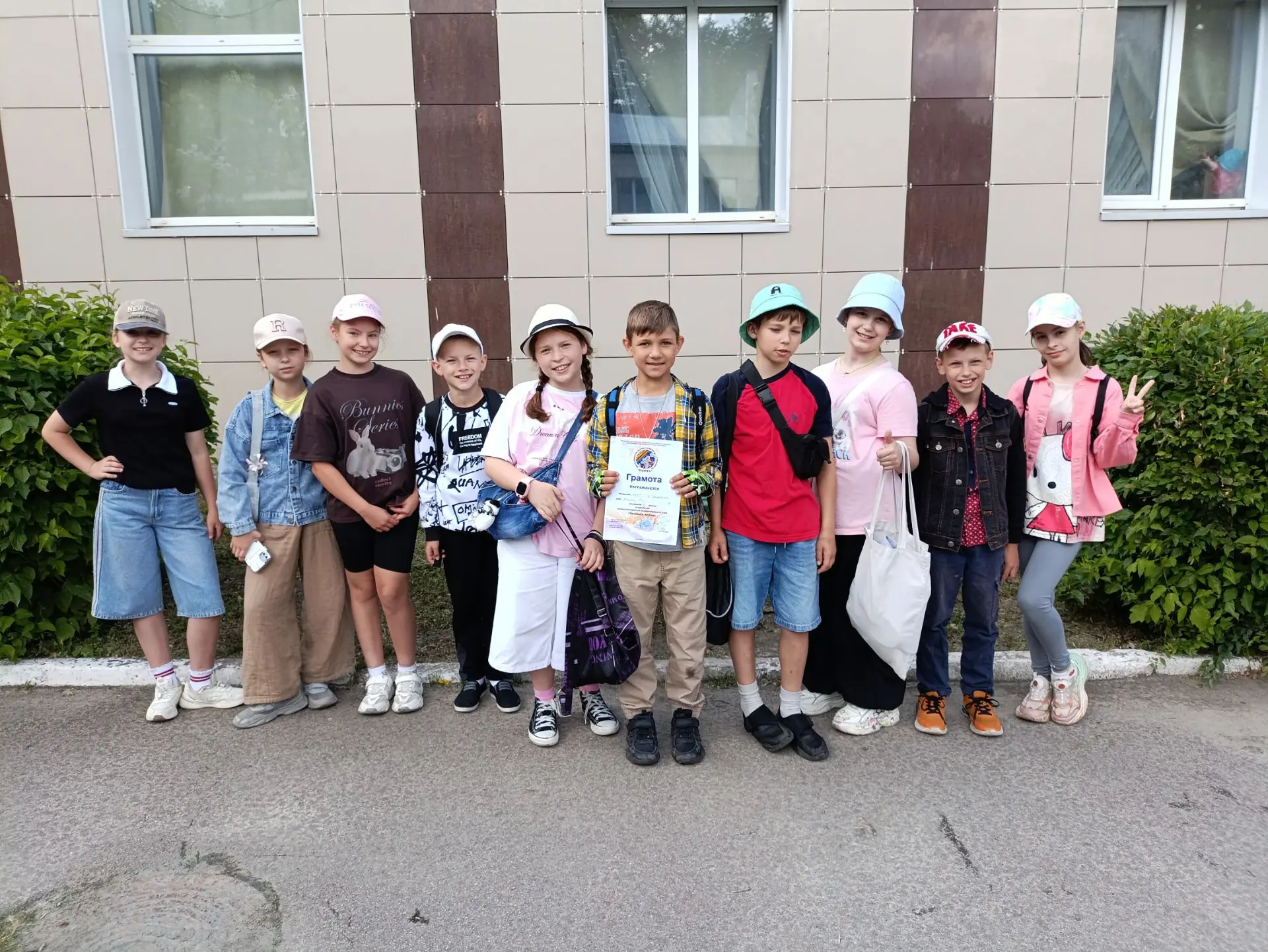Сегодня наша команда «Молния» из пришкольного лагеря «Радуга» дала жару на городском конкурсе по ПДД