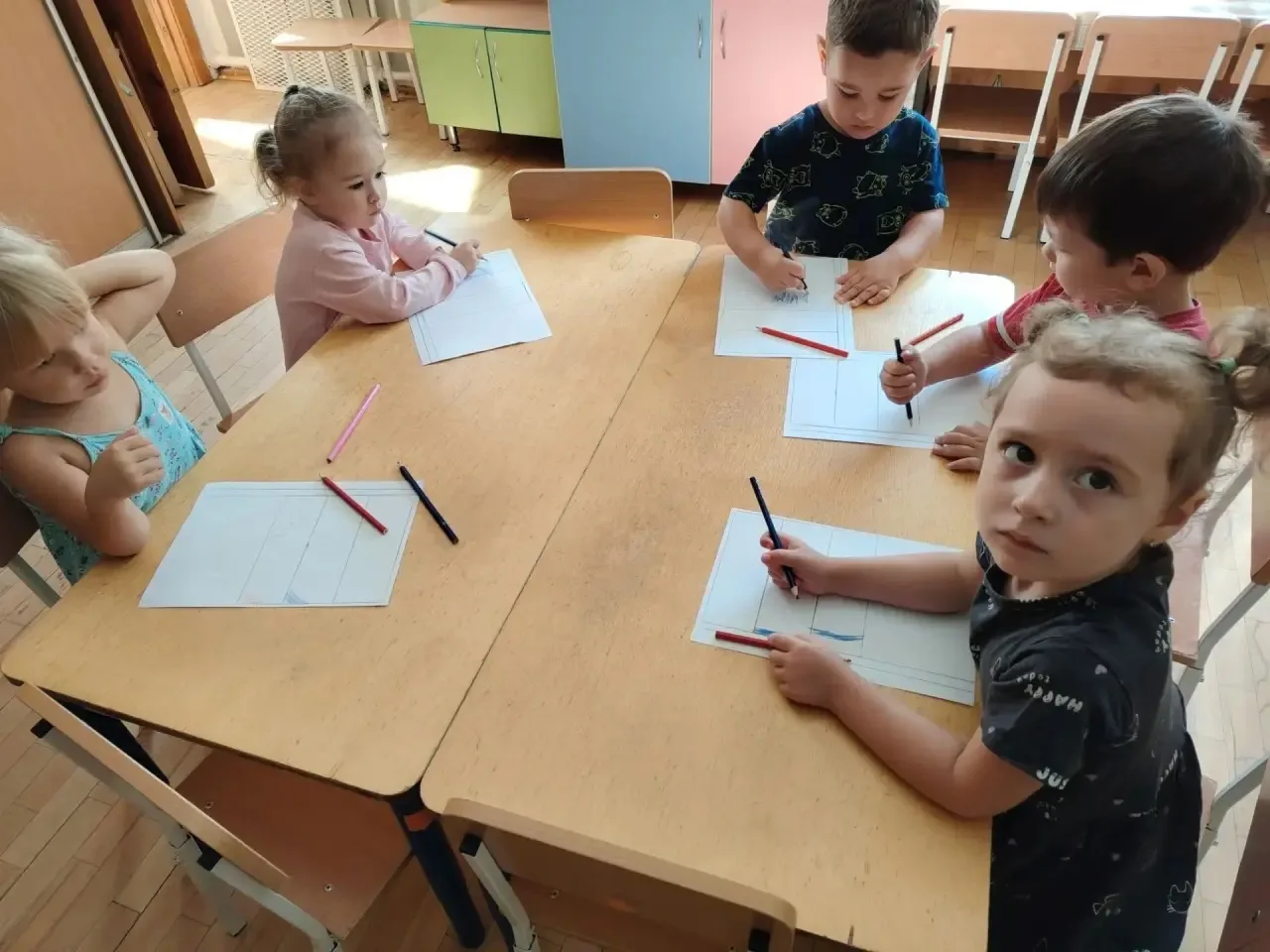 🎨 Группа «Непоседы» посвятила день символам Родины! Ребята с большим старанием нарисов...