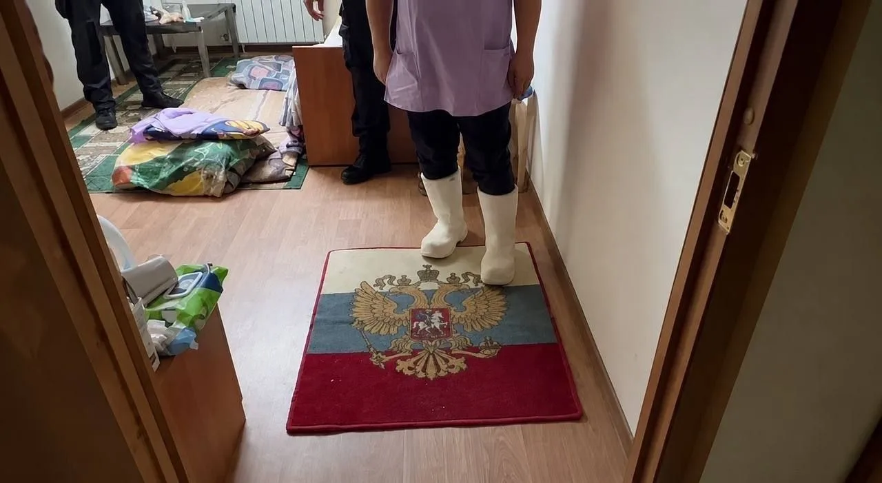 В Нижегородской области возбудили уголовное дело из-за использования триколора как коврика для ног

