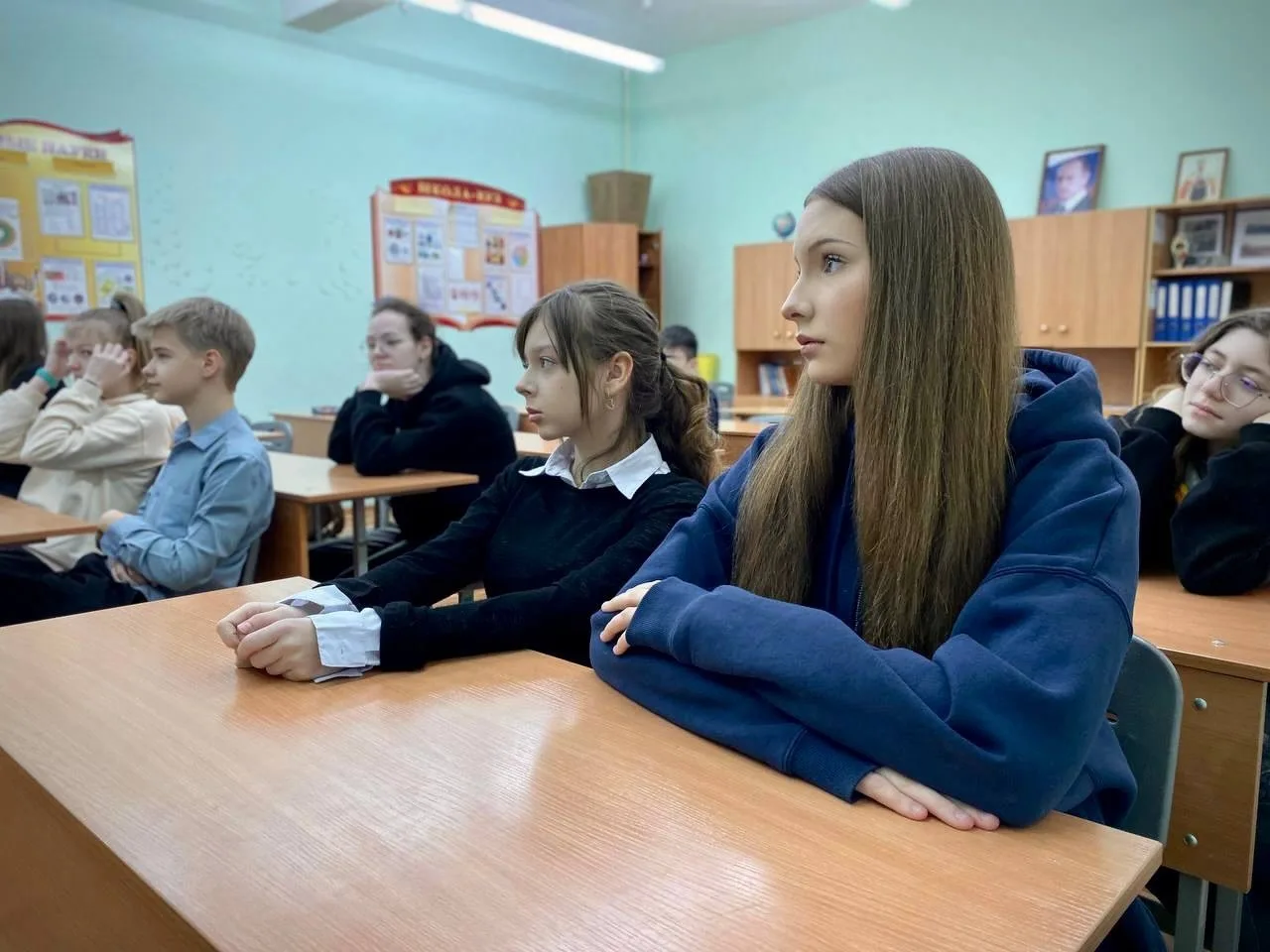 🇷🇺 Сегодняшнее утро в школе началось с торжественной церемонии поднятия Государственного флага Росси