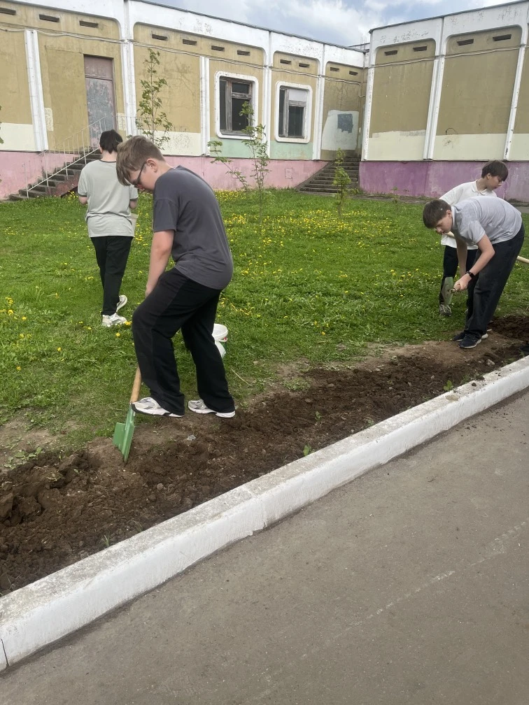 👉Акция "Зеленая весна" затронула всех учащихся нашей школы.  ✅Ребята привели в порядок клумбы, подго