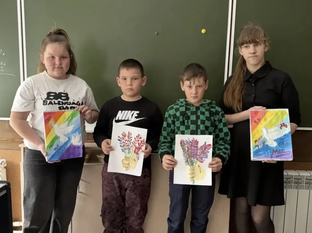 🌸 В преддверии праздника 1 Мая на уроке ИЗО пятиклассники под руководством Евгении Вид...