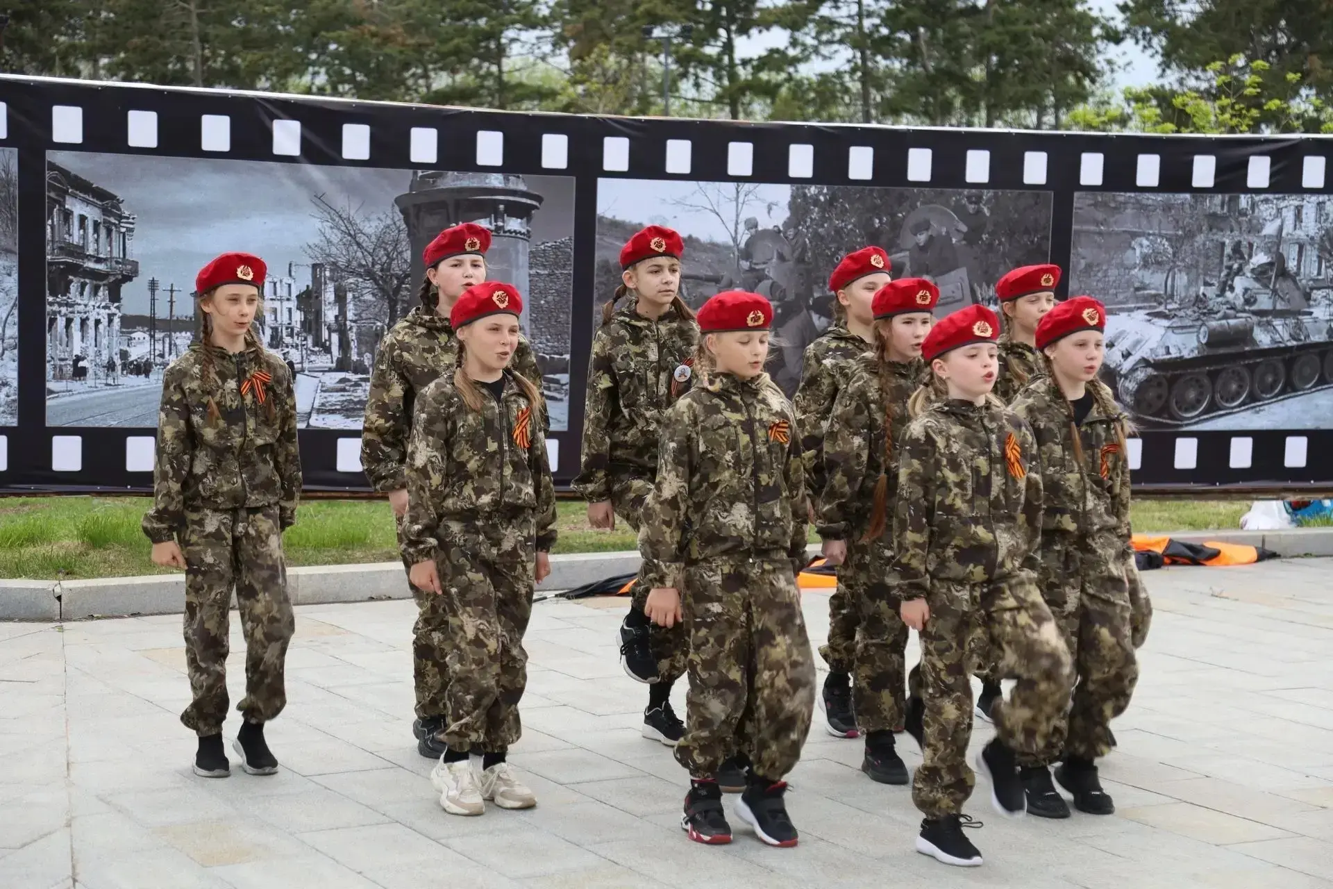 В День Победы 4-В класс выступил на фестивале «Знамёна славы»   В рамках мероприятия наградили участ