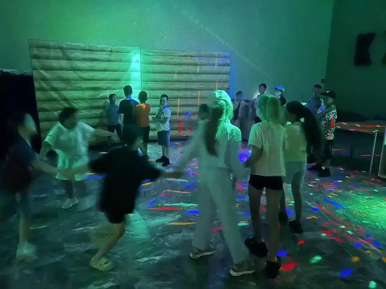 💃🕺 Дискотека «Прощай, лагерь» 🎶

Ярким финальным аккордом нашей смены стала долгожданная дискотек