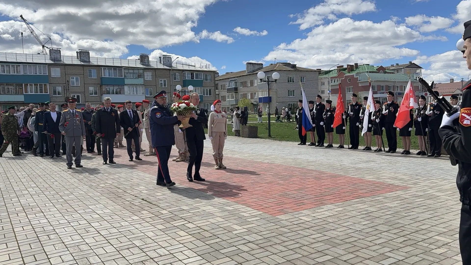 Жители Советского района возложили живые цветы и гирлянду к памятнику «Никто не забыт, ничто не забы
