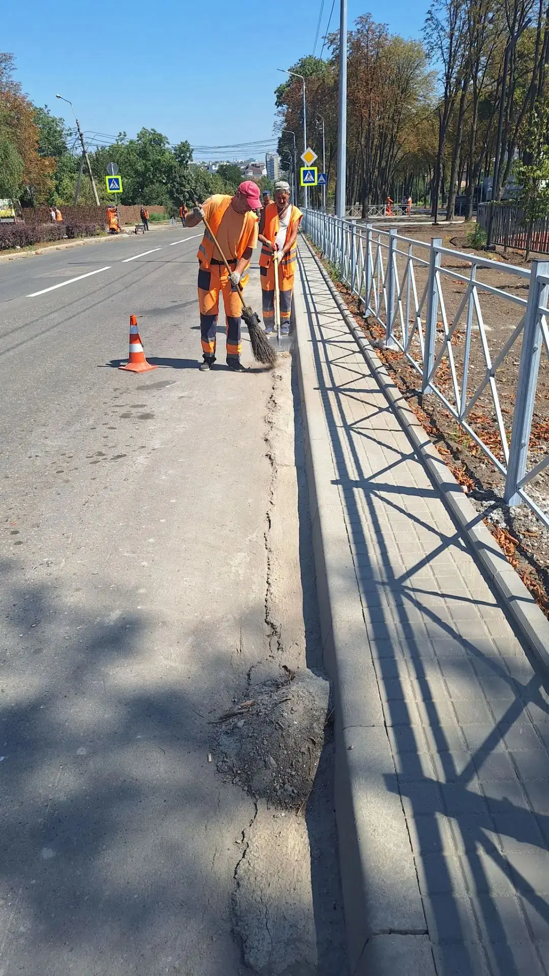 Выполнена ручная уборка прибордюрной части автодороги по пр.Ковпака