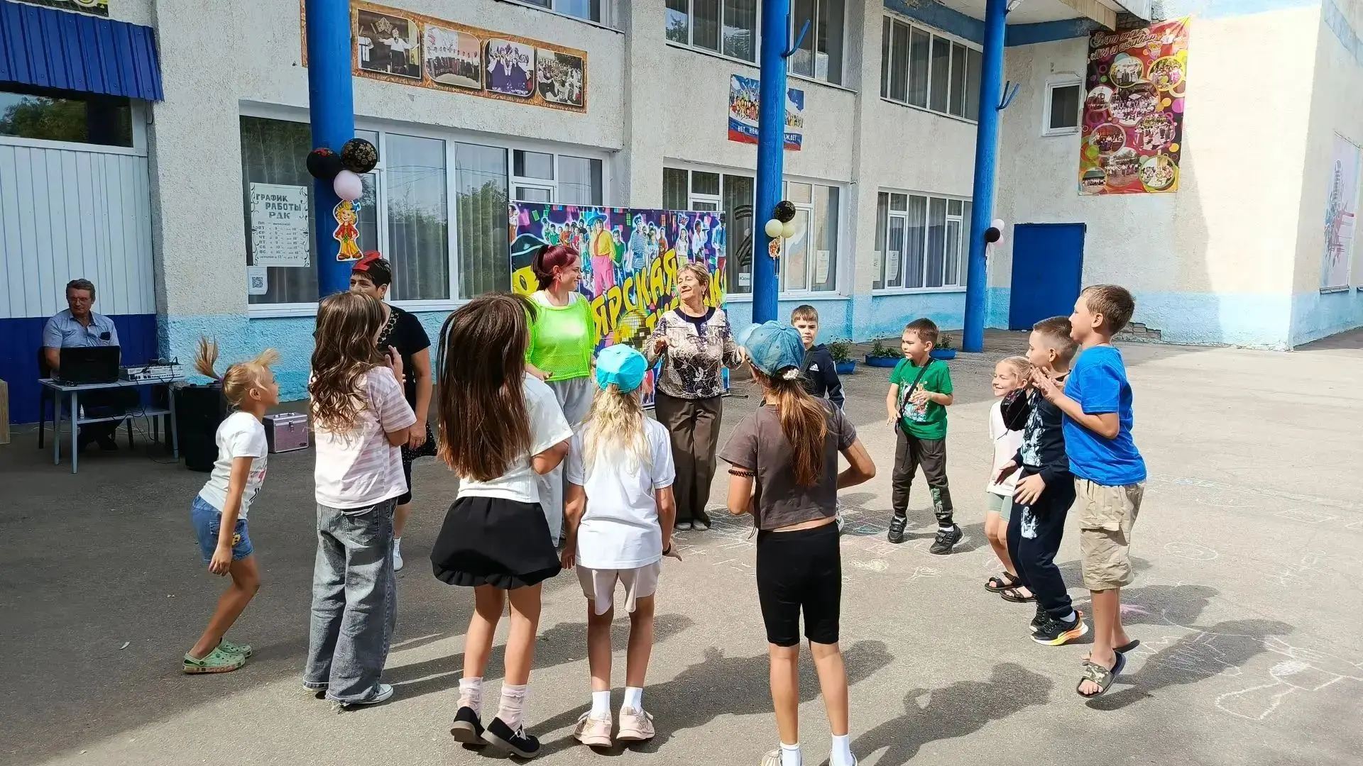 🎊 На площадке у районного Дома культуры в Мокроусе в День знаний провели детскую игров...