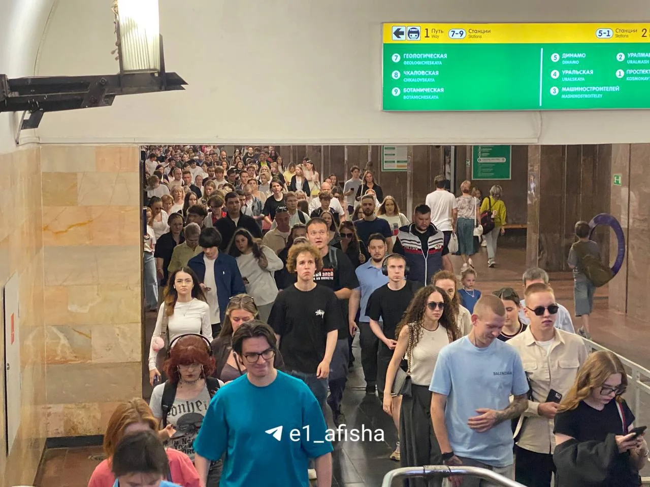 В метро уже очень многолюдно.

Все едут в центр, чтобы отдохнуть на музыкальном фестивале «Ночь музы