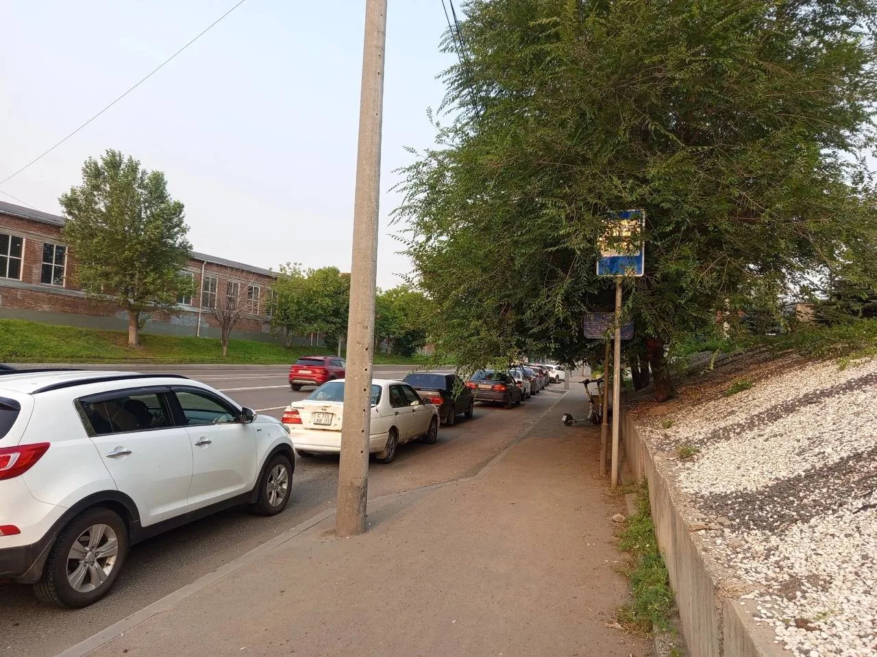 Очереди за бензином не только создают пробки, но перекрывают автобусные остановки. Подп...