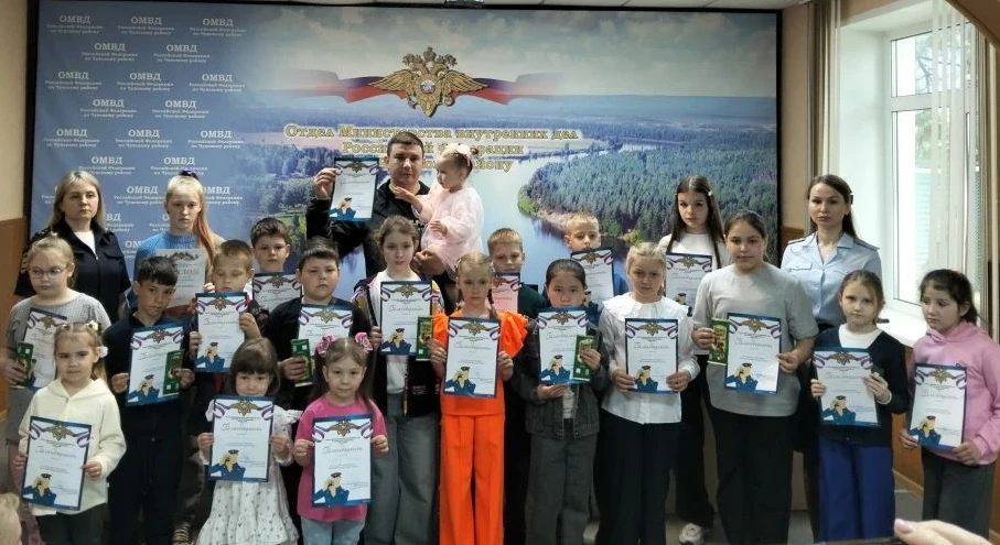 Участники конкурса игрушек «Полицейский дядя Стёпа».
Дети из средней группы "Почемучки" нашего детск
