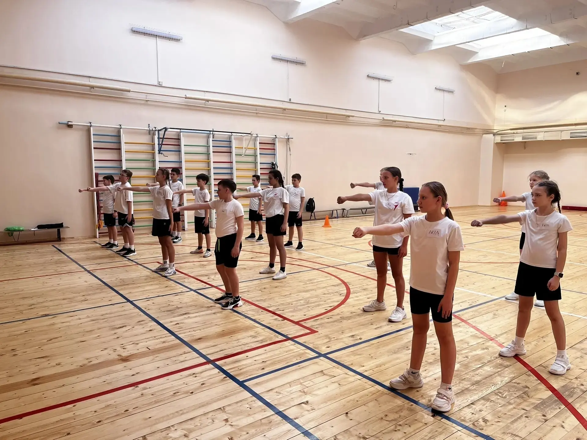 🥋 Ученики 5Г и 6Б классов посетили открыты урок по каратэ на конкурсе «Сердце отдаю детям»!  🏫 На ба