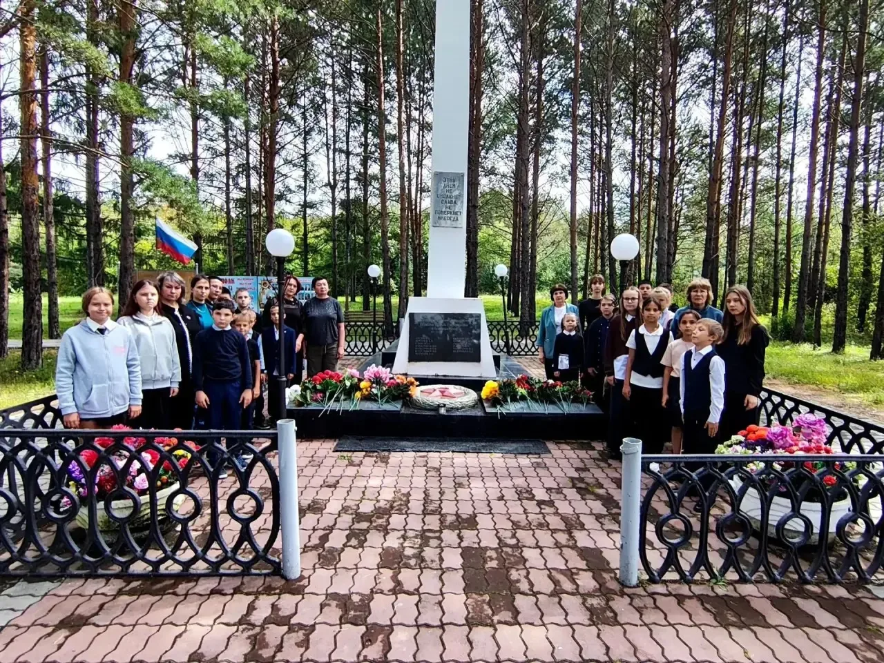 У памятника тишина...