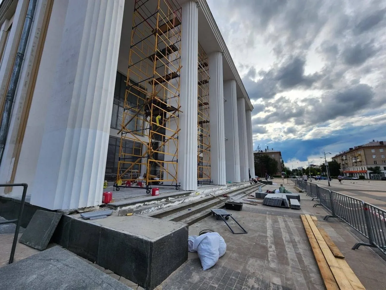 ⚒️ В наукограде продолжается ремонт входной группы ЦДК им. М.И. Калинина