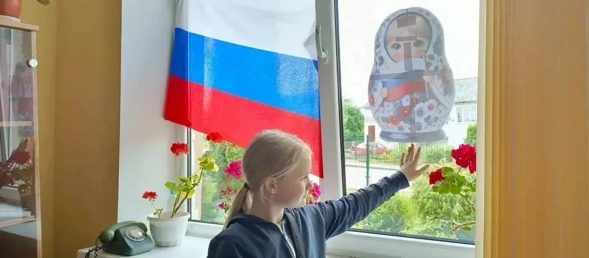 В рамках акции «Окна России» в пришкольном лагере «Орлёнок» отряды вместе украсили окна школы. 🎨

Г
