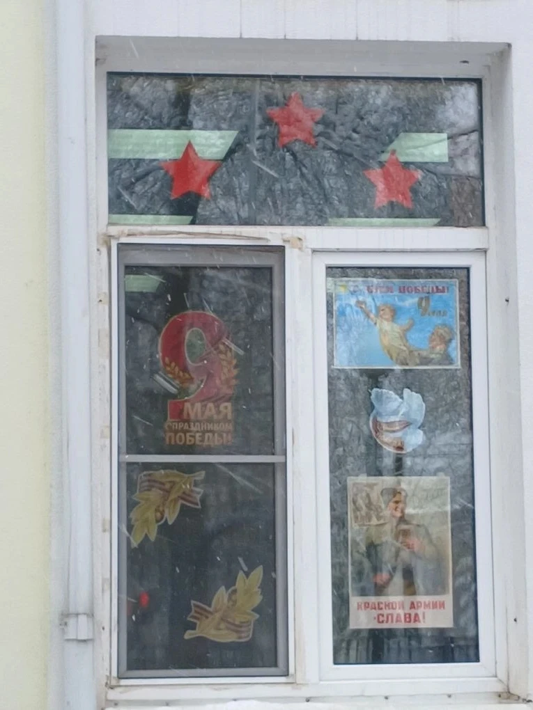 В нашем лицее прошла акция «Окна Победы»! ❤️  В рамках акции ребята с душой украсили окна школы — тр