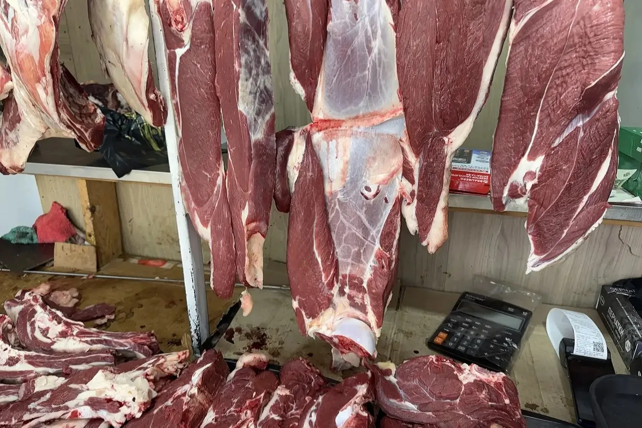 🔍 На рынке в Челябинске нашли потенциально опасное мясо