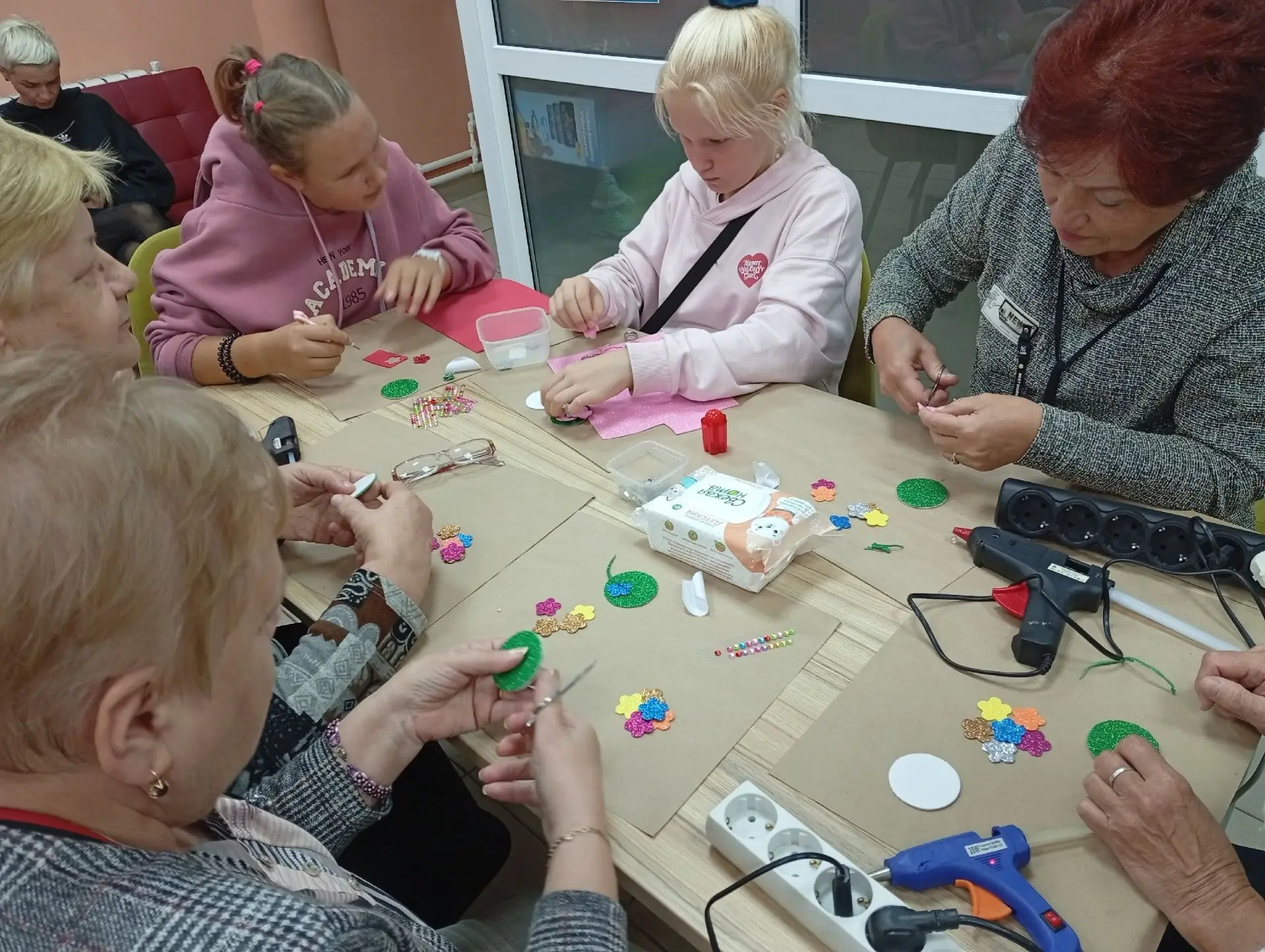 В рамках Дня открытых дверей состоялся мастер-класс по изготовлению броши «Цветочная по...