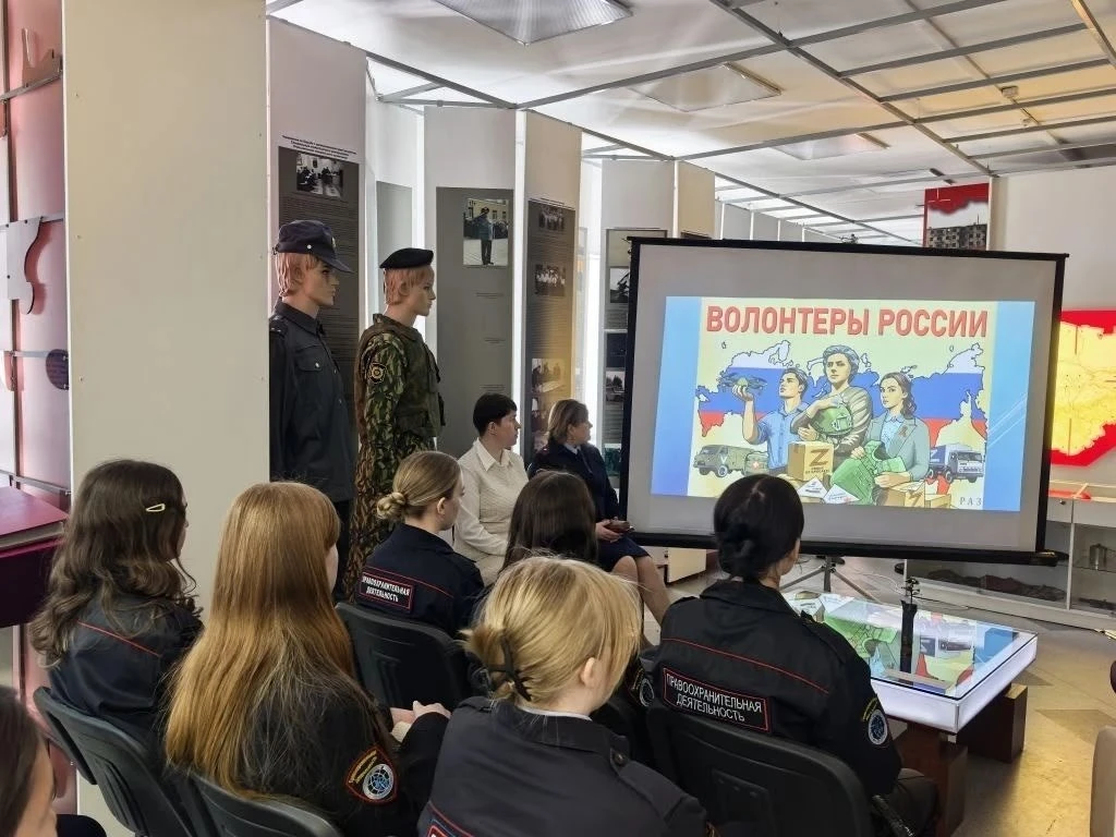 🇷🇺 Студенты колледжа почтили память героинь прошлого и узнали о подвигах современниц.  Студенты груп