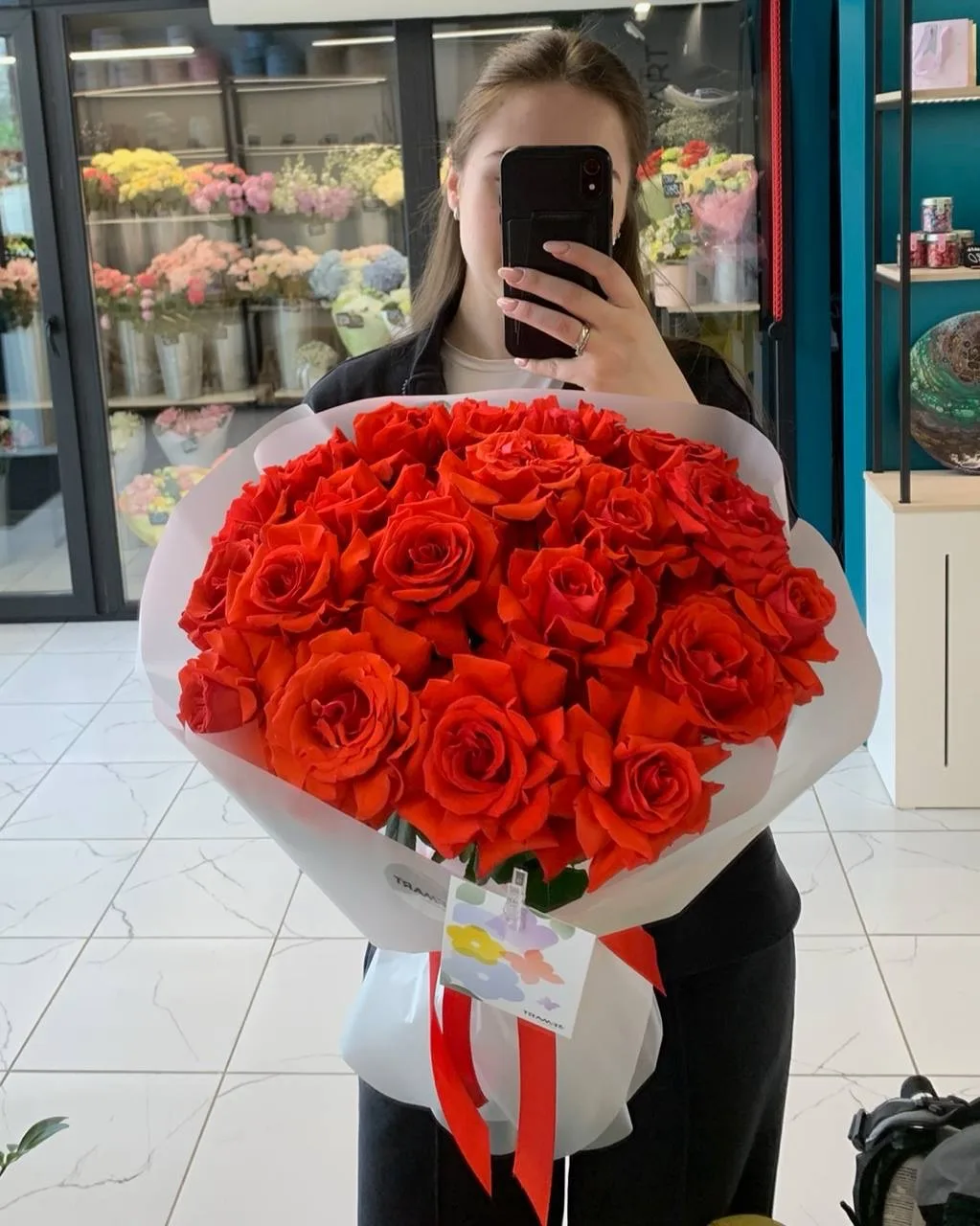 Букет из алых роз — классика, которая никогда не теряет своей силы🌹