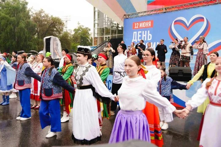 🇷🇺 Гордимся нашими студентами: вместе отметили День России! 🇷🇺 

12 июня на площади у Дворца спо