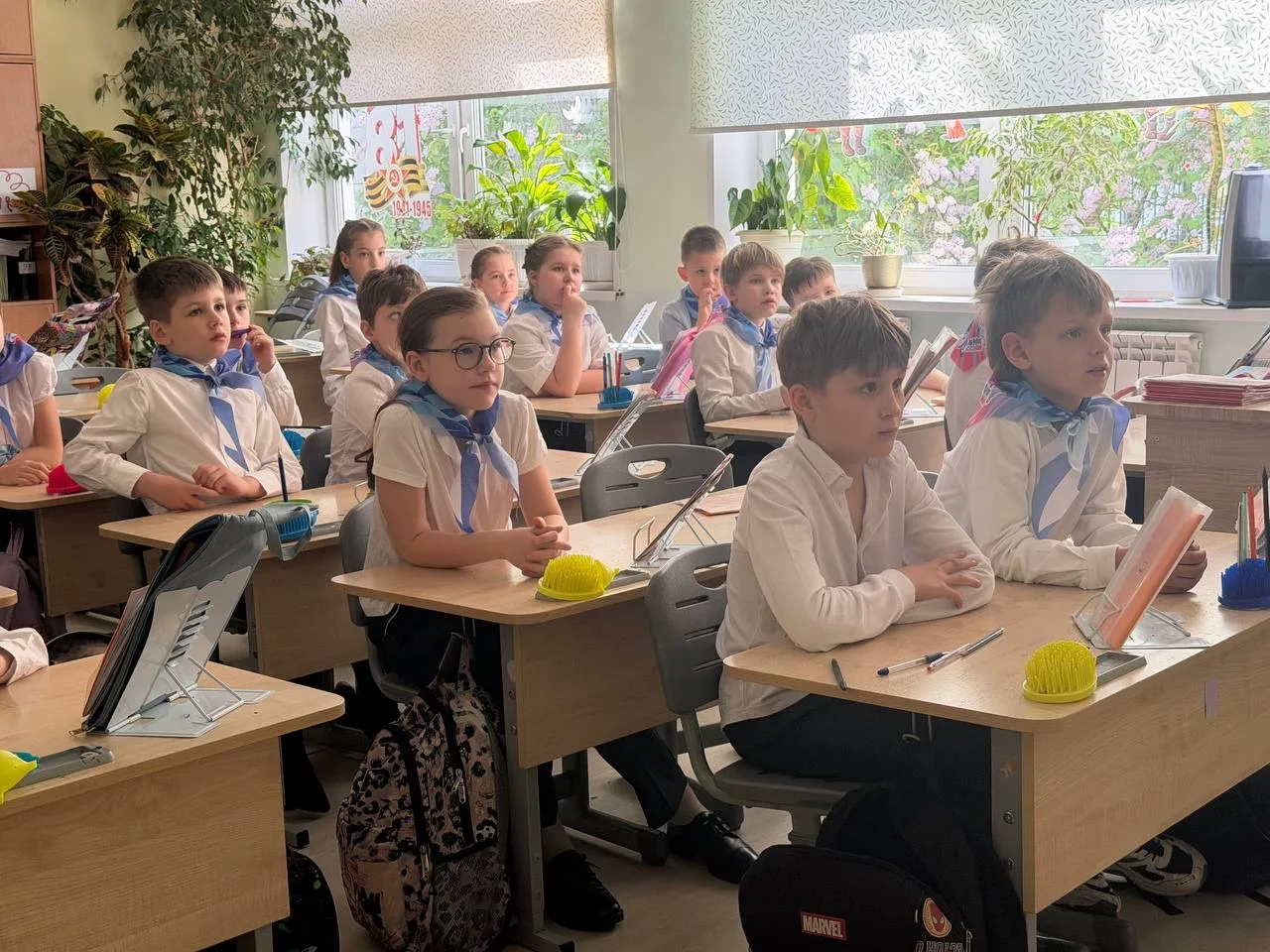 ✨ Последние в этом учебном году «Разговоры о важном»  🇷🇺 Сегодня утро в школе началось с поднятия Го