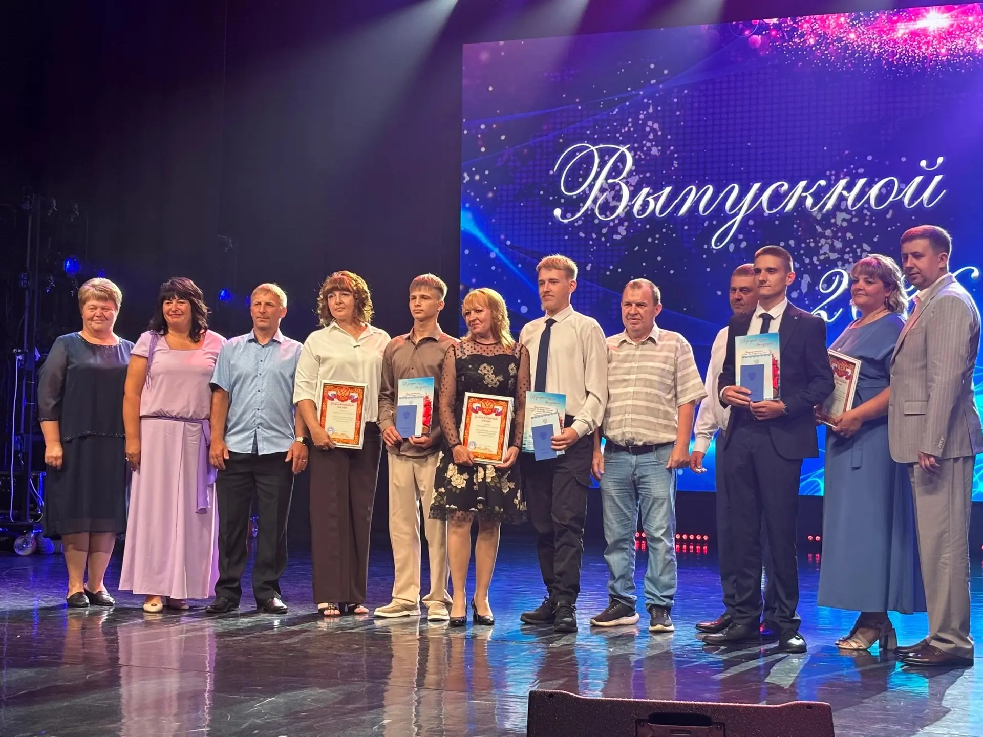 Выпускной бал — это так чудесно!
Атмосфера в этот вечер была по-настоящему чудесной и волшебной. Наш