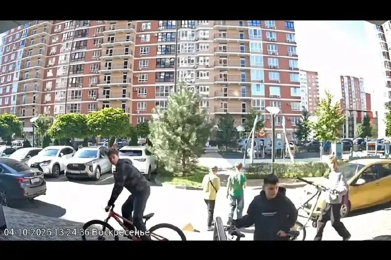 В одном из домов ЖК Перспектива 4.10.26 в 13.43 группа подростков украли колесо с велос...